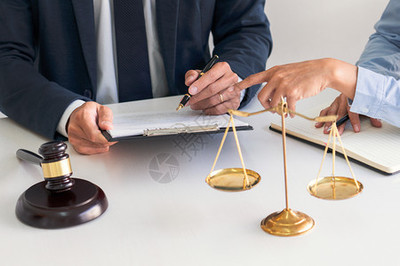 法官向律师事务所提供背景法律概念服务方面的法律咨询意见