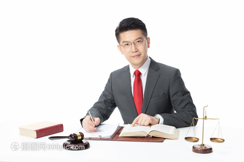 青年男性律师办公