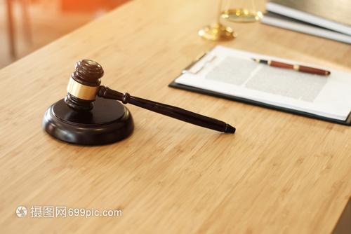 法槌之下 法庭秩序与法律尊严的象征